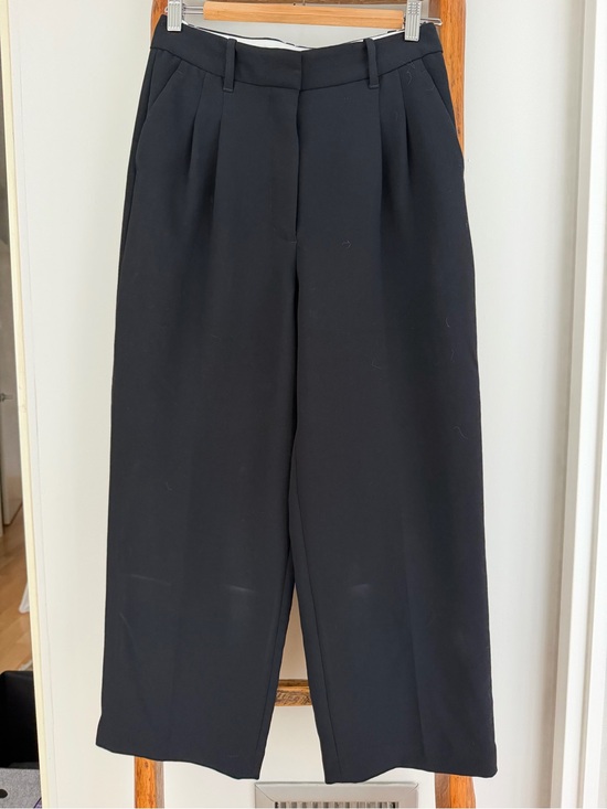 Aritzia Pants - Aritzia The Effortless Pants Cropped, Black, Size 4